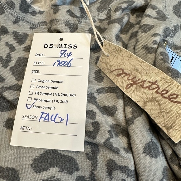 Mystree grey leopard print cropped long sleeve super soft shirt oversized small - Picture 3 of 9